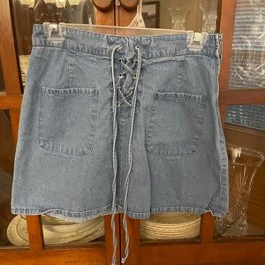 Short denim skirt with side pockets